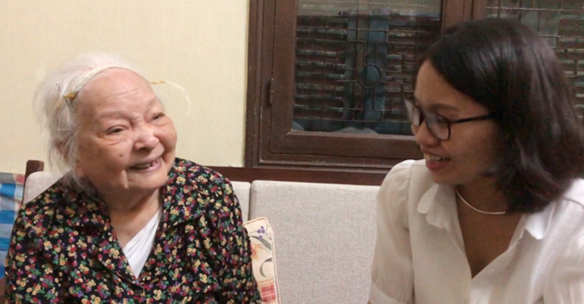 Bà Vân Yến (phu nhân nhà báo Trần Lâm) tiếp chuyện biên kịch Thu Huệ tại nhà số 5, Trần Phú, Hà Nội. (Ảnh: Hà Phương).