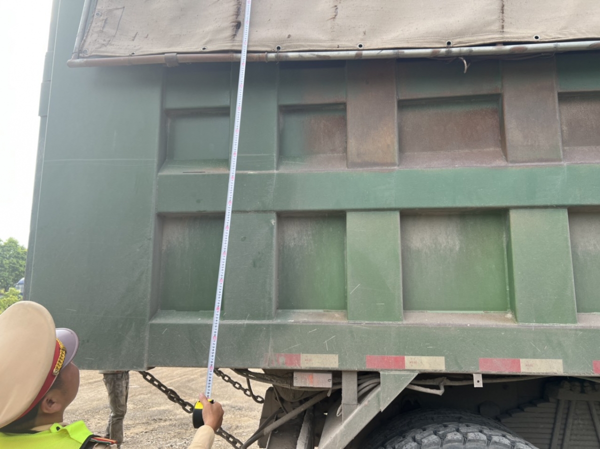 Lực lượng CSGT kiểm tra kích cỡ thùng xe tải vi phạm trọng tải.