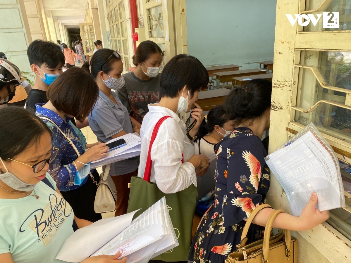 Phụ huynh bày tỏ băn khoăn tại điểm tiếp nhận hồ sơ nhập học trường THPT Việt Đức, Hà Nội.