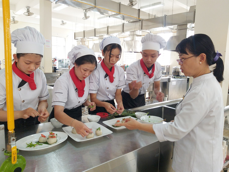 Học sinh học nghề chế biến món ăn, nghề dễ tìm việc sau khi ra trường.