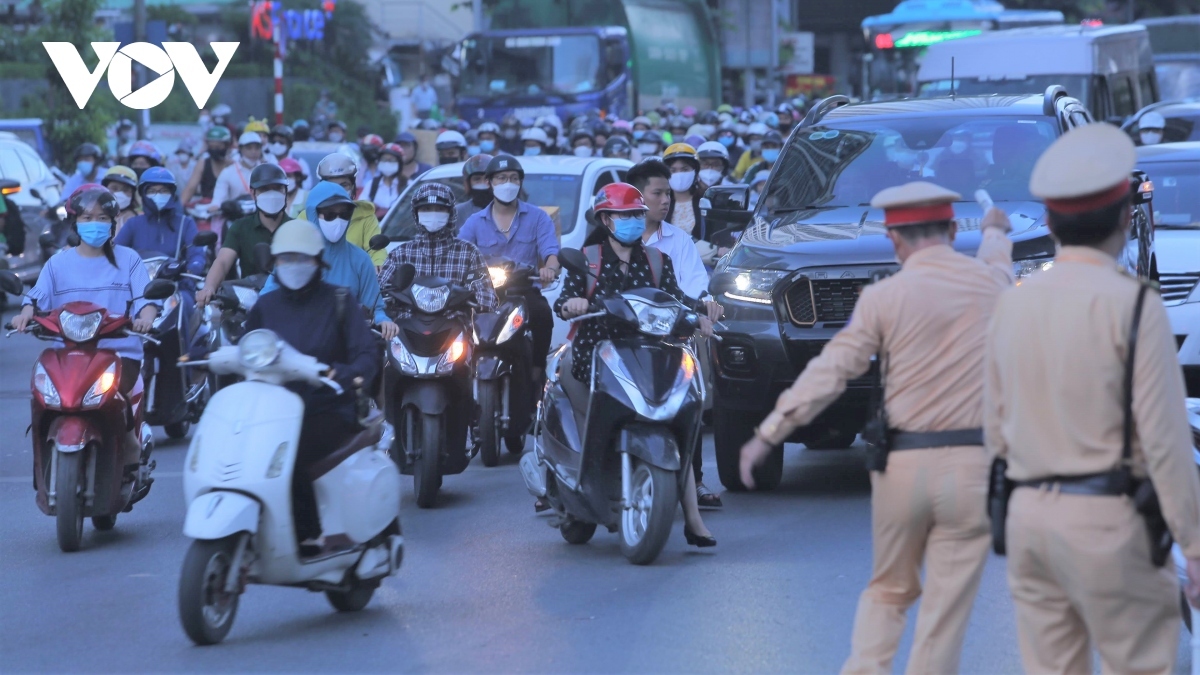 Lực lượng công an giao thông, thanh tra Sở Giao thông vận tải được bố trí dọc tuyến để điều tiết giao thông nhưng cứ vắng lực lượng này thì tình trạng lộn xộn lại đâu vào đấy.