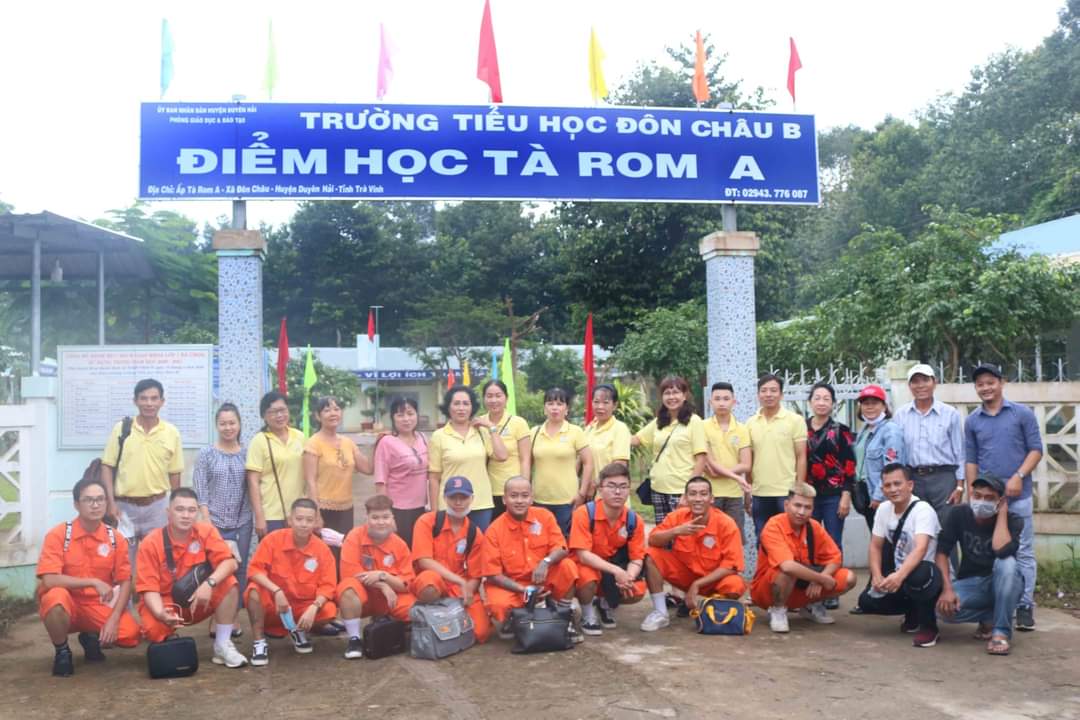 Nhóm thiện nguyện Lê Vững Barbershop tại huyện Duyên Hải, tỉnh Trà Vinh.