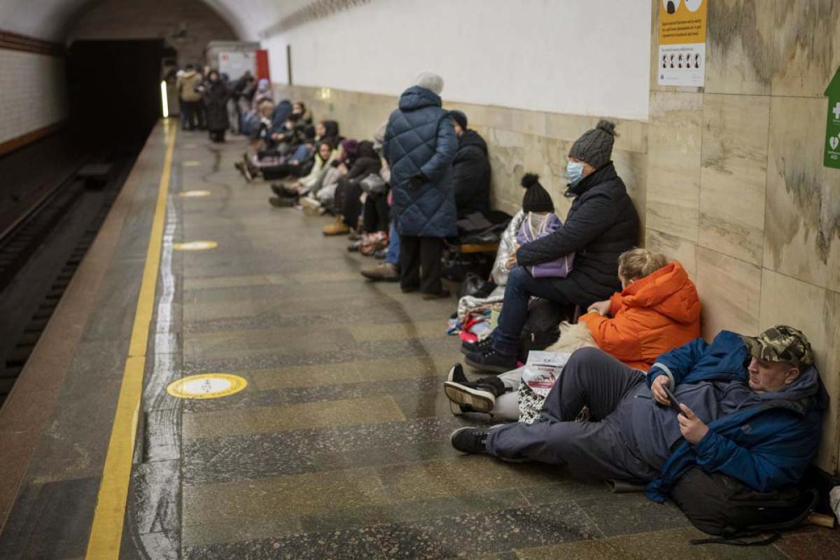 Người dân Ukraine nằm trong ga tàu điện ngầm ở Kiev và sử dụng nó như một nơi trú bom ngày 24/2/2022. (Ảnh: AP)