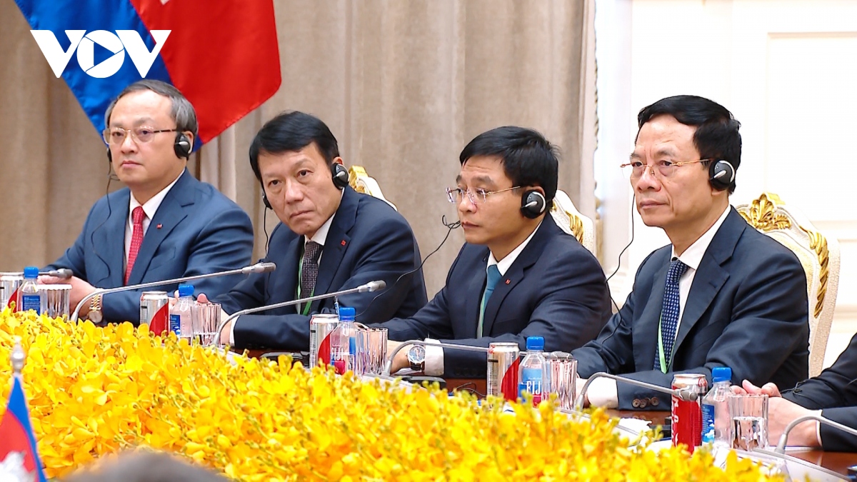 Tổng Giám đốc Đài Tiếng nói Việt Nam Đỗ Tiến Sỹ, Bộ trưởng Thông tin Truyền thông Nguyễn Mạnh Hùng cùng lãnh đạo các Bộ ngành tham dự hội đàm.