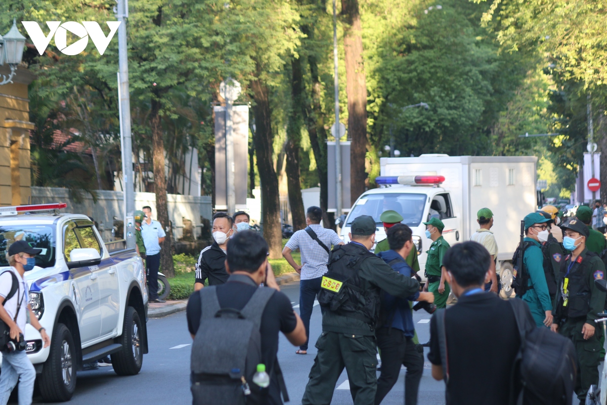 Đến 6h55, 2 bị cáo Nguyễn Võ Quỳnh Trang và Nguyễn Kim Trung Thái được áp giải đến tòa trên 2 xe đặc dụng.