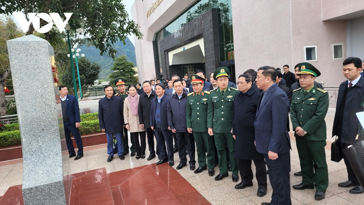 Thủ tướng Phạm Minh Chính và đoàn công tác thăm, khảo sát khu vực cửa khẩu Tà Lùng.