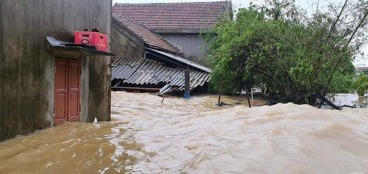 Quảng Bình: Hơn 70.000  nhà dân ngập chìm trong nước lũ.