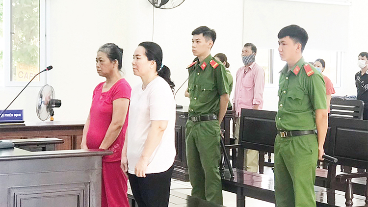 Bà Trang (áo trắng) mua bán sổ đất giả bị tuyên 15 năm tù.