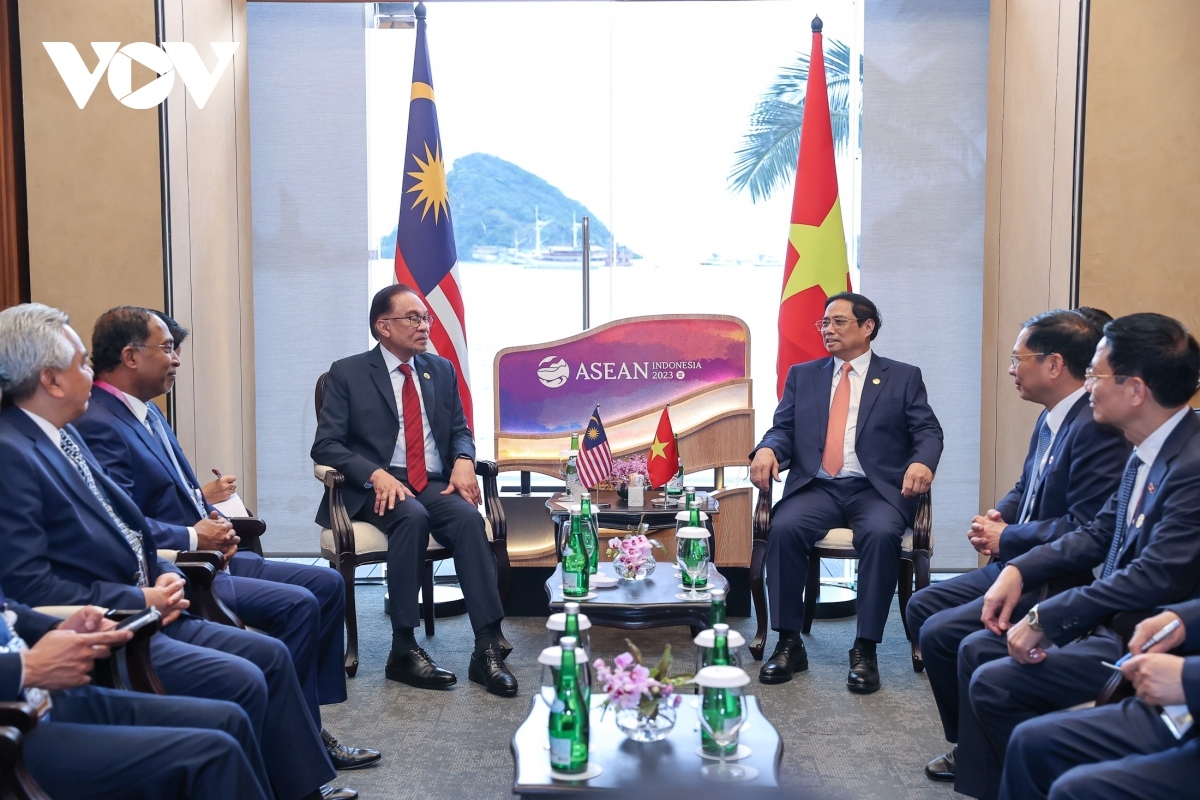 Thủ tướng Phạm Minh Chính gặp Thủ tướng Malaysia Anwar Ibrahim bên lề Hội nghị Cấp cao ASEAN 42 tại Labuan Bajo, Indonesia.