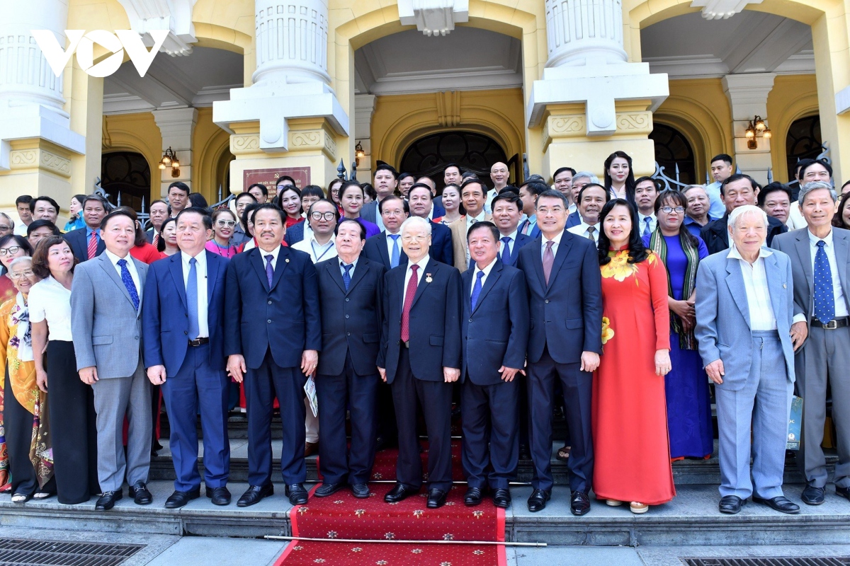 Tổng Bí thư Nguyễn Phú Trọng chụp ảnh lưu niệm cùng các đại biểu.