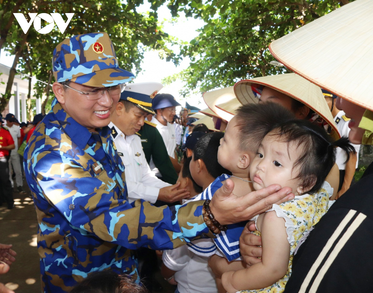 Ông Nguyễn Hải Ninh, Bí thư Tỉnh ủy Khánh Hòa thăm, động viên quân dân huyện đảo Trường Sa, tỉnh Khánh Hòa.