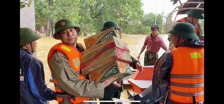 Lực lượng Công an tỉnh Quảng Bình tặng quà người dân vùng lũ Lệ Thủy.