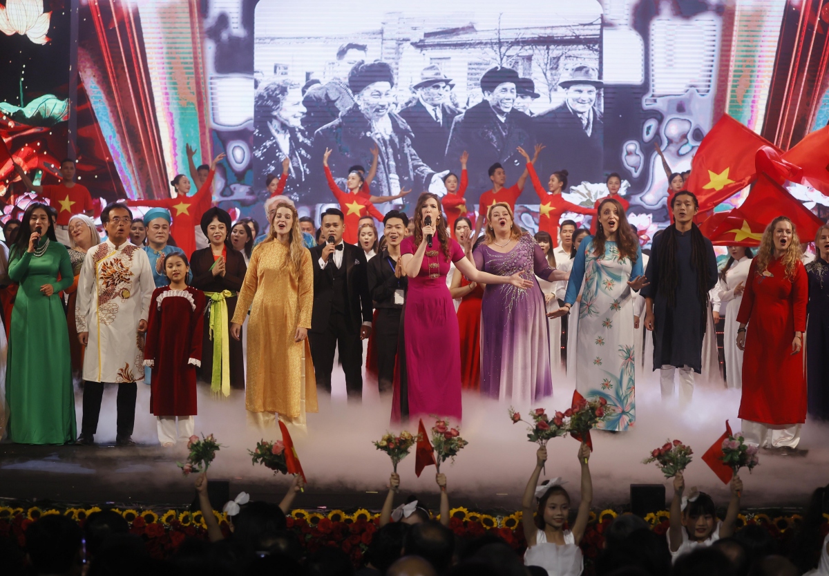 Sau phần nghi lễ là chương trình nghệ thuật đặc biệt kỷ niệm 78 năm Quốc khánh nước Cộng hòa xã hội chủ nghĩa Việt Nam.
