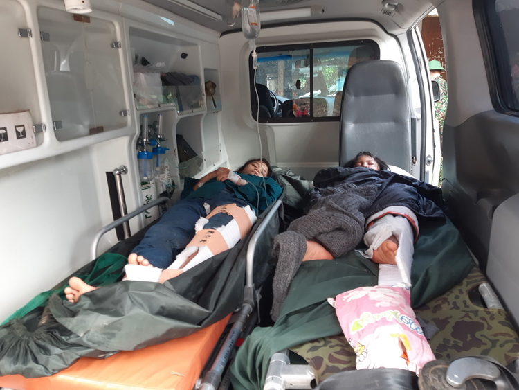 Nạn nhân bị thương nặng được đưa lên xe cứu thương về bệnh viện Đa khoa Quảng Nam cấp cứu.
