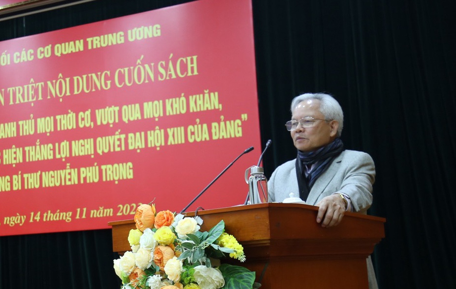GS.TS Tạ Ngọc Tấn, Phó Chủ tịch Thường trực Hội đồng Lý luận Trung ương giới thiệu cuốn sách.