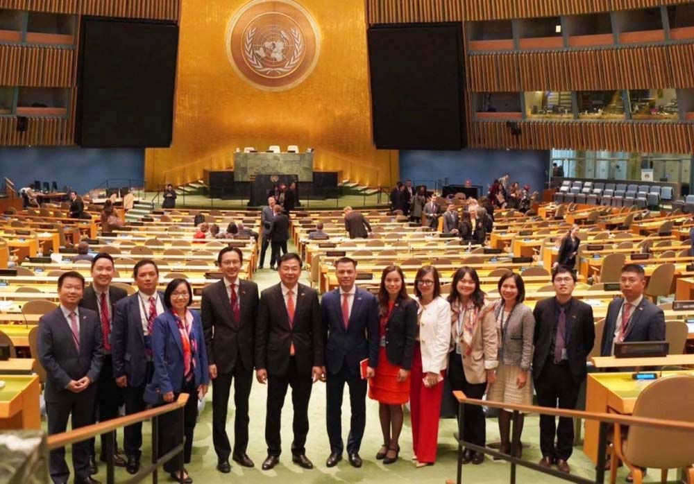Ngày 11/10/2022 tại Trụ sở Liên Hợp Quốc (New York, Hoa Kỳ), Đại hội đồng Liên Hợp Quốc đã bầu 14 quốc gia làm thành viên Hội đồng Nhân quyền Liên hợp quốc nhiệm kỳ 2023-2025, trong đó có Việt Nam. (Ảnh: Đoàn Việt Nam tham dự phiên họp)