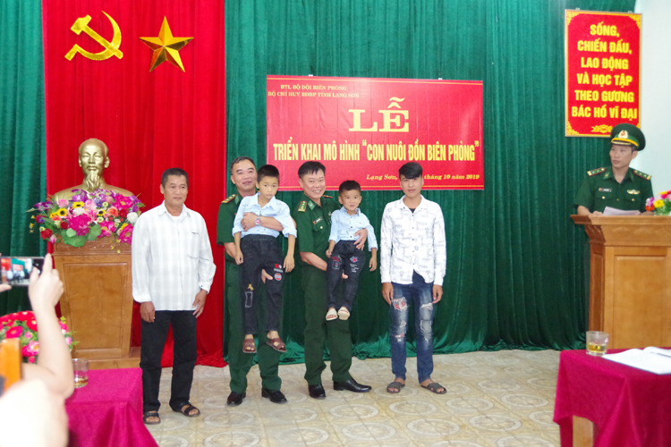 Nông Việt Hùng (9 tuổi), học sinh lớp 4A1 và Lý Anh Kiệt (7 tuổi), học sinh lớp 2A2 Trường Tiểu học Khánh Hòa, xã Quốc Khánh, huyện Tràng Định đều có hoàn cảnh đặc biệt khó khăn.