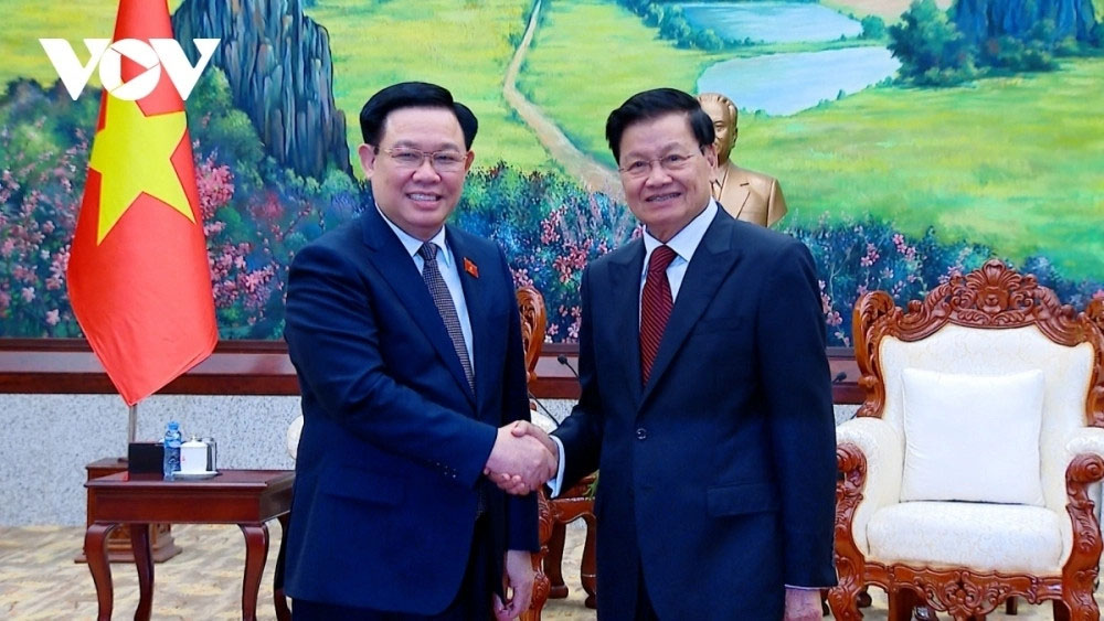 Chủ tịch Quốc hội Vương Đình Huệ hội kiến Tổng Bí thư, Chủ tịch nước Lào Thongloun Sisoulith trong chuyến thăm, làm việc tại Lào (tháng 12/2023).