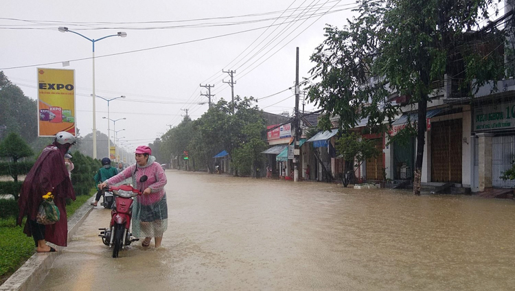 Trưa nay một số đường phố chính ở thành phố Nha Trang vẫn bị nhập.