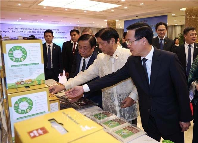Chủ tịch nước Võ Văn Thưởng và Tổng thống Philippines Ferdinand Marcos Jr xem các sản phẩm gạo của Việt Nam. (Ảnh: Thống Nhất/TTXVN)