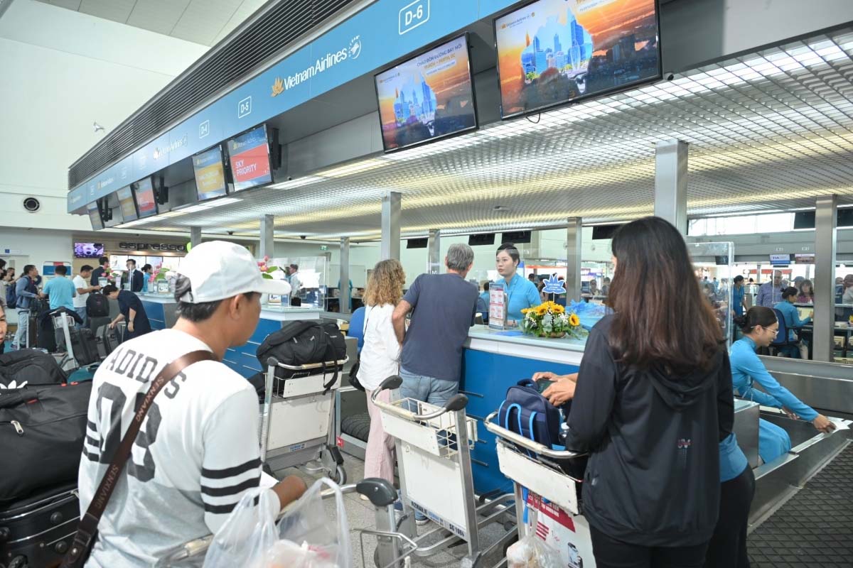Là Hãng hàng không Quốc gia sở hữu mạng lưới đường bay nội địa và quốc tế lớn nhất tại Việt Nam hiện nay, với gần 100 đường bay, Vietnam Airlines đã không ngừng nâng cao chất lượng dịch vụ.