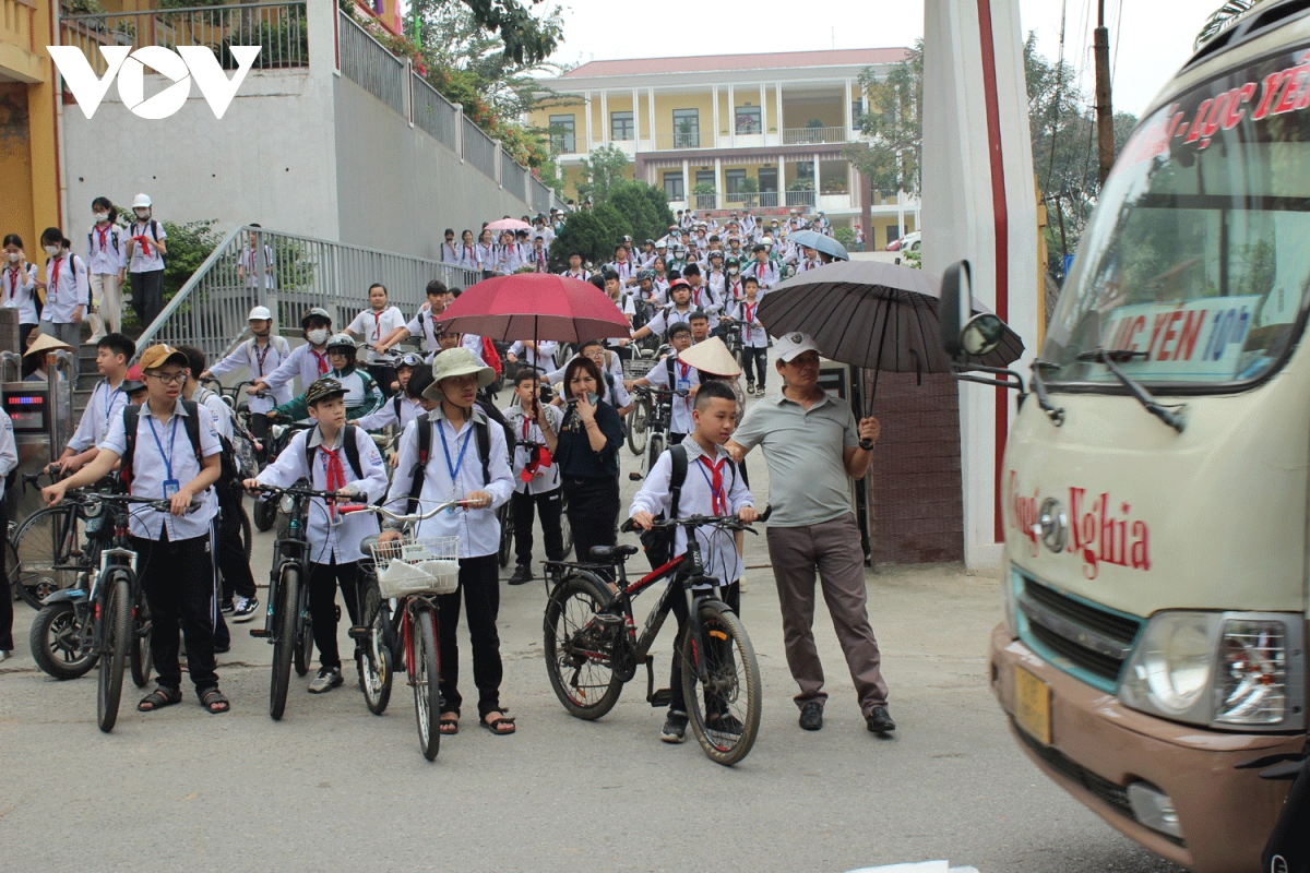 Hằng ngày, các thành viên Tổ tự quản về ATGT Trường THCS Quang Trung đã phân công nhau điều tiết, đưa học sinh sang đường theo hướng đi bên phải.