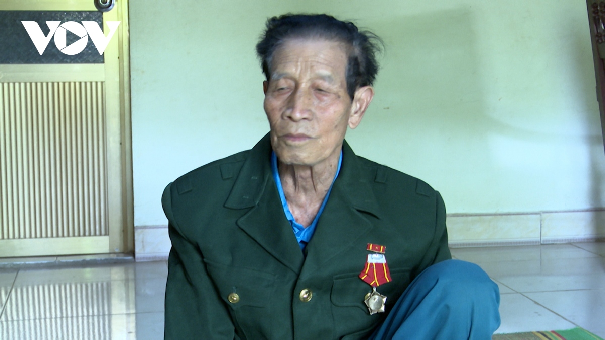 Ông Lường Văn Sinh ở bản Cọ, xã Tông Cọ, huyện Thuận Châu là thanh niên trẻ nhất trong số 24 thanh niên của xã Tông Cọ tham gia chuyển lương thực cho bộ đội.