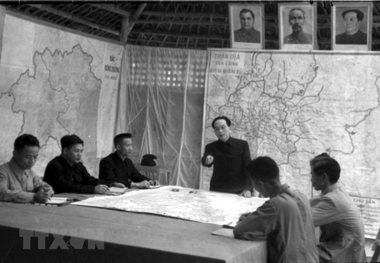 Đại tướng Võ Nguyên Giáp và các đồng chí trong Bộ Tổng tham mưu Quân đội nhân dân Việt Nam nghiên cứu kế hoạch tác chiến Chiến dịch Điện Biên Phủ. (Ảnh: Tư liệu TTXVN)