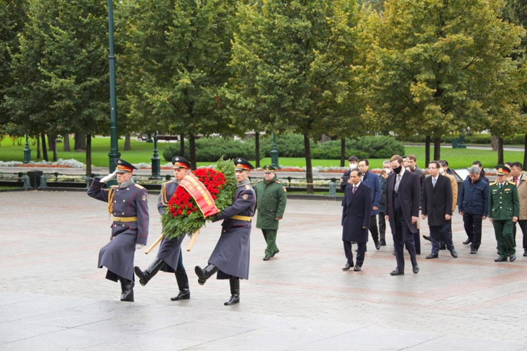 Bộ trưởng Bùi Thanh Sơn đặt hoa tại Đài tưởng niệm Liệt sỹ vô danh bên tường Điện Kremlin.