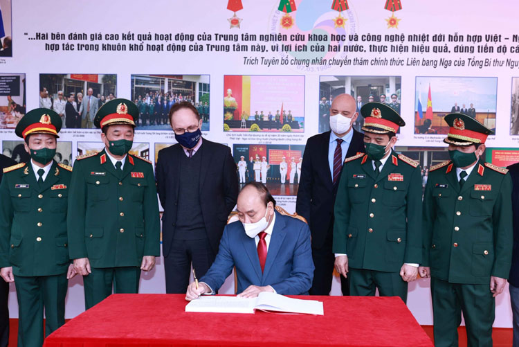 Chủ tịch nước viết vào sổ lưu niệm của Trung tâm Nhiệt đới Việt - Nga.