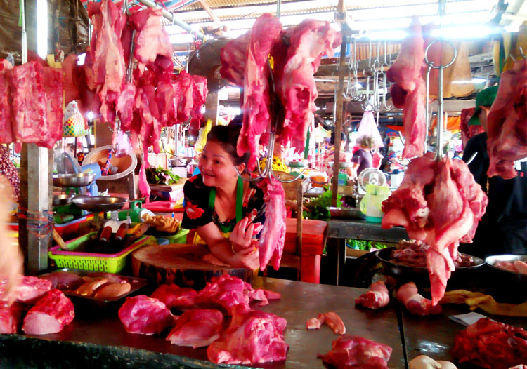 Các sạp thịt tại các chợ ở TP. Cần Thơ với nhiều mức giá khác nhau.