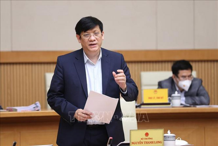 Bộ trưởng Bộ Y tế Nguyễn Thanh Long báo cáo tình hình và diễn biến dịch COVID-19. (Ảnh: TTXVN)