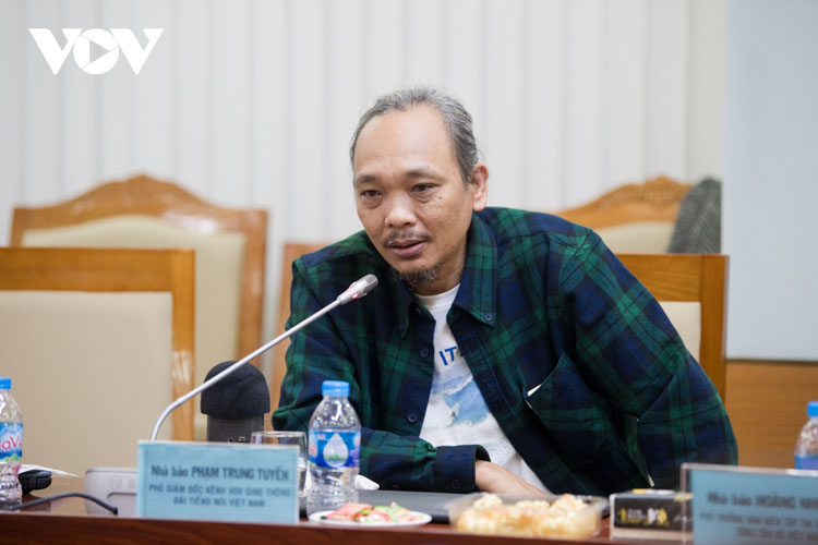 Nhà báo Phạm Trung Tuyến, Phó Giám đốc Kênh VOV Giao thông chia sẻ kinh nghiệm tác nghiệp về chủ đề bạo lực giới tại tọa đàm.