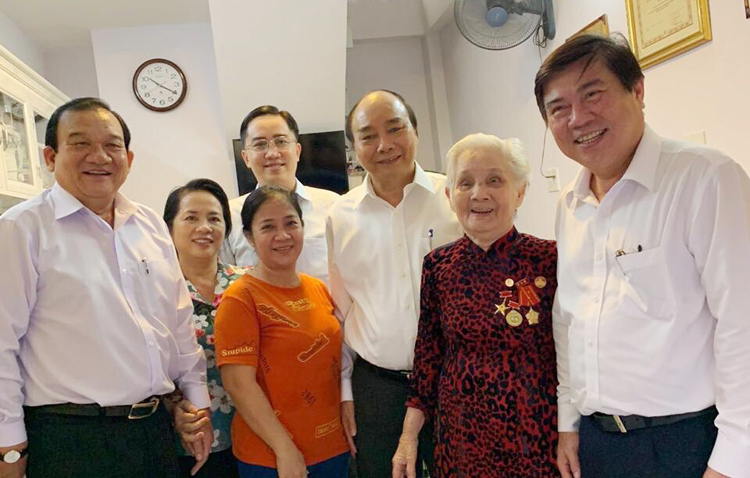 Thủ tướng Chính phủ Nguyễn Xuân Phúc thăm cụ Lê Thị Cách, SN 1927, mẹ VNAH, sinh sống tại quận 1, TPHCM nhân kỷ niệm ngày Thương binh liệt sĩ (27/7/2020).