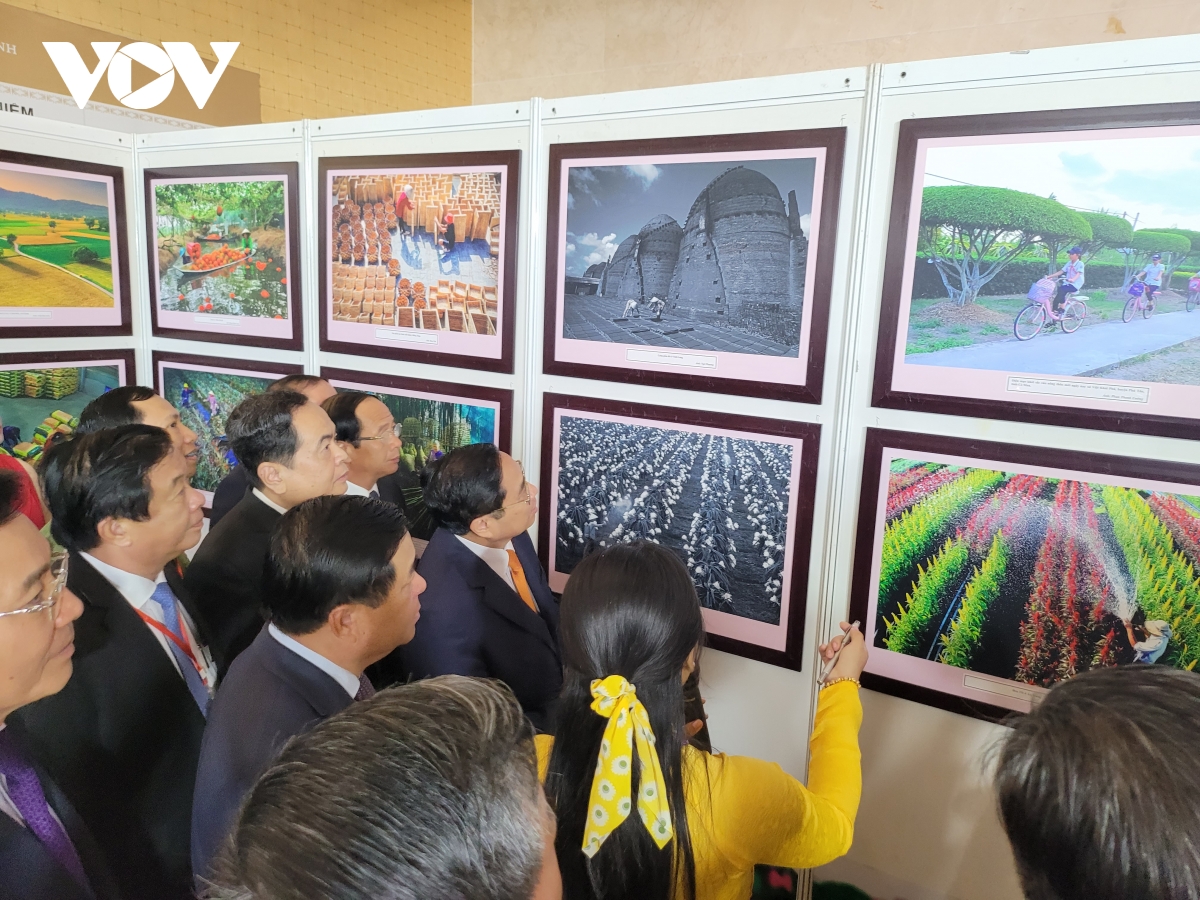 Thủ tướng cùng lãnh đạo các bộ ngành tham dự triển lãm ảnh “Đồng bằng sông Cửu Long - Khát vọng phát triển”.