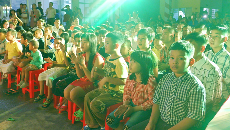 Các em nhỏ tham dự Đêm Trung Thu tại Trung tâm Công tác xã hội thành phố.