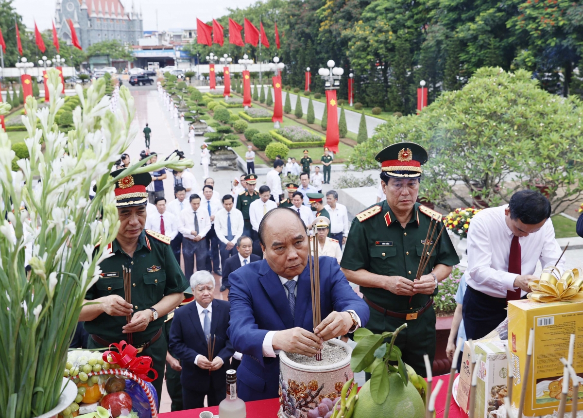 Chủ tịch nước Nguyễn Xuân Phúc dẫn đầu đoàn đại biểu cấp cao của Đảng, Nhà nước dâng hương, dâng hoa tại Đài tượng niệm các Anh hùng liệt sĩ, Thành phố Hải Phòng.