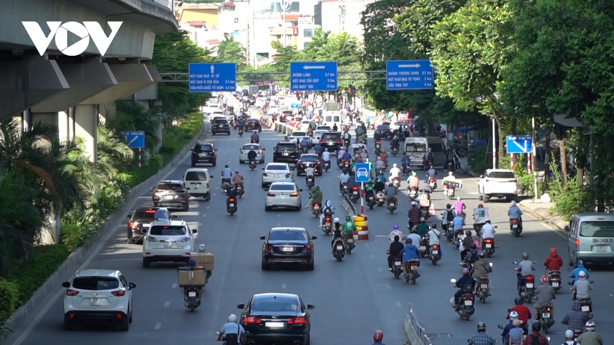 Những người đi xe máy đúng luật đang phải băng ngang qua các làn ô tô trên đường Nguyễn Trãi để sang đường.