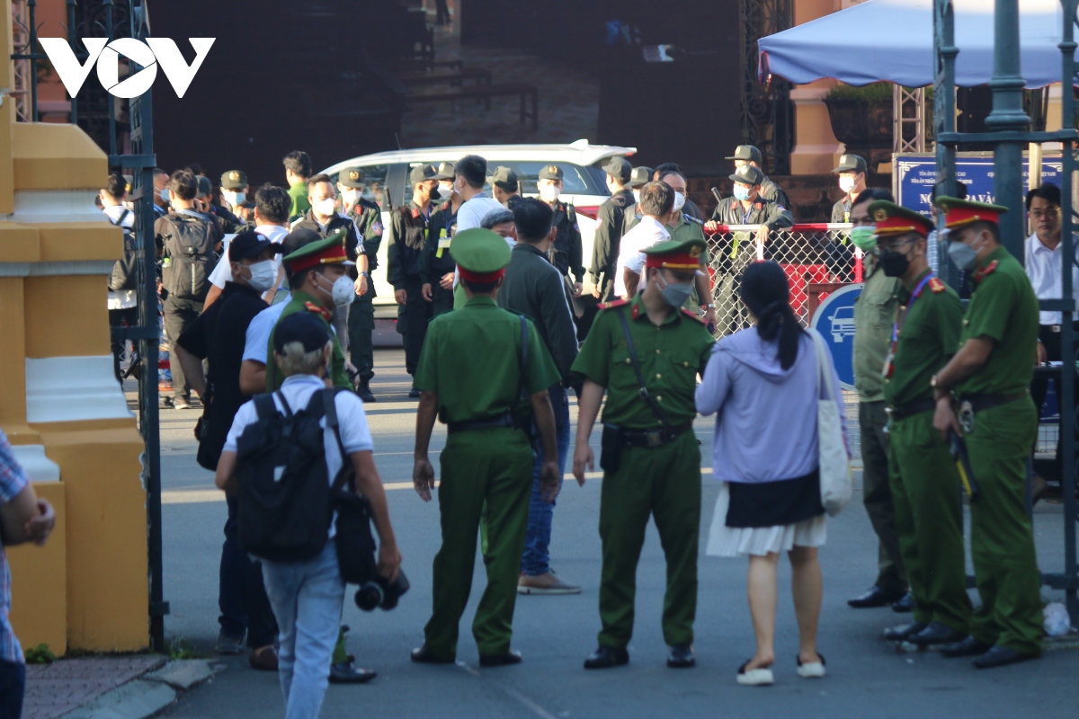 An ninh trước cổng Tòa án Nhân dân TP.HCM được thắt chặt.
