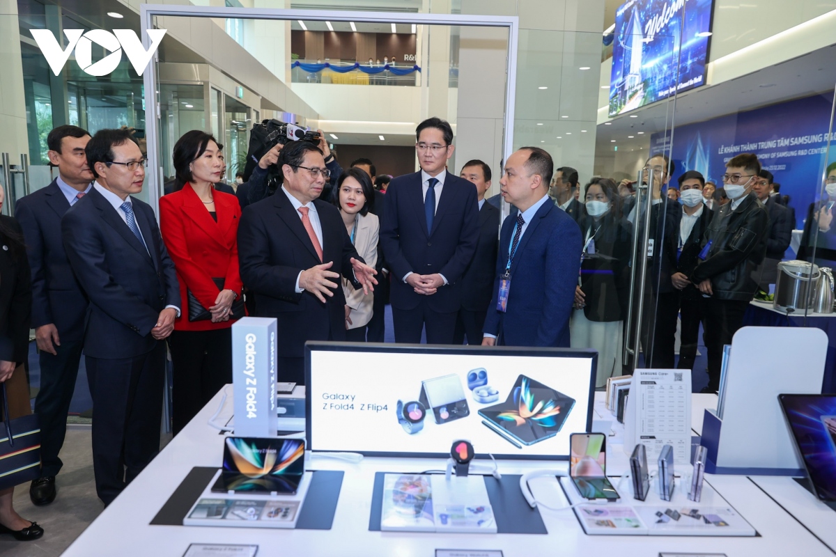 Thủ tướng Chính phủ đề nghị Samsung tiếp tục mở rộng các hoạt động đầu tư, kinh doanh.