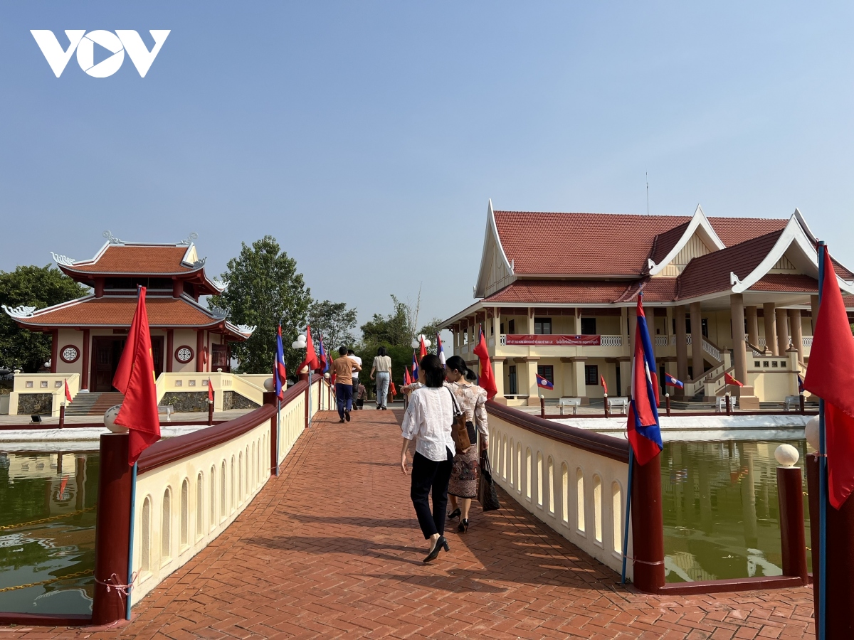 Khu lưu niệm Chủ tịch Hồ Chí Minh thường xuyên có khách du lịch tới thăm quan.