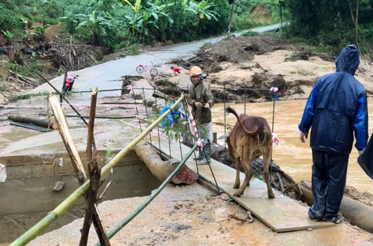 Lực lượng chức năng huyện Tây Giang, Quảng Nam  đang khắc phục các tuyến đường bị sạt lở.