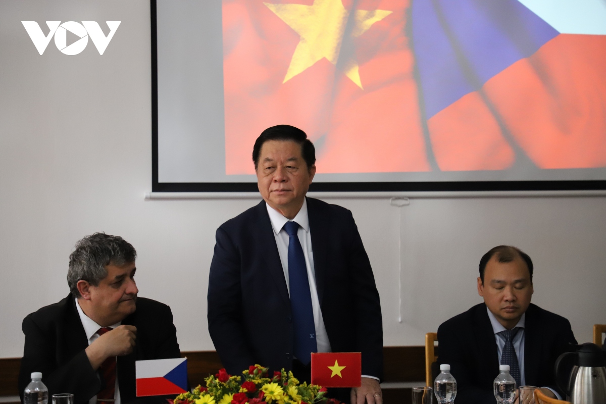 Ông Nguyễn Trọng Nghĩa thông tin về tình hình phát triển kinh tế - xã hội của Việt Nam.