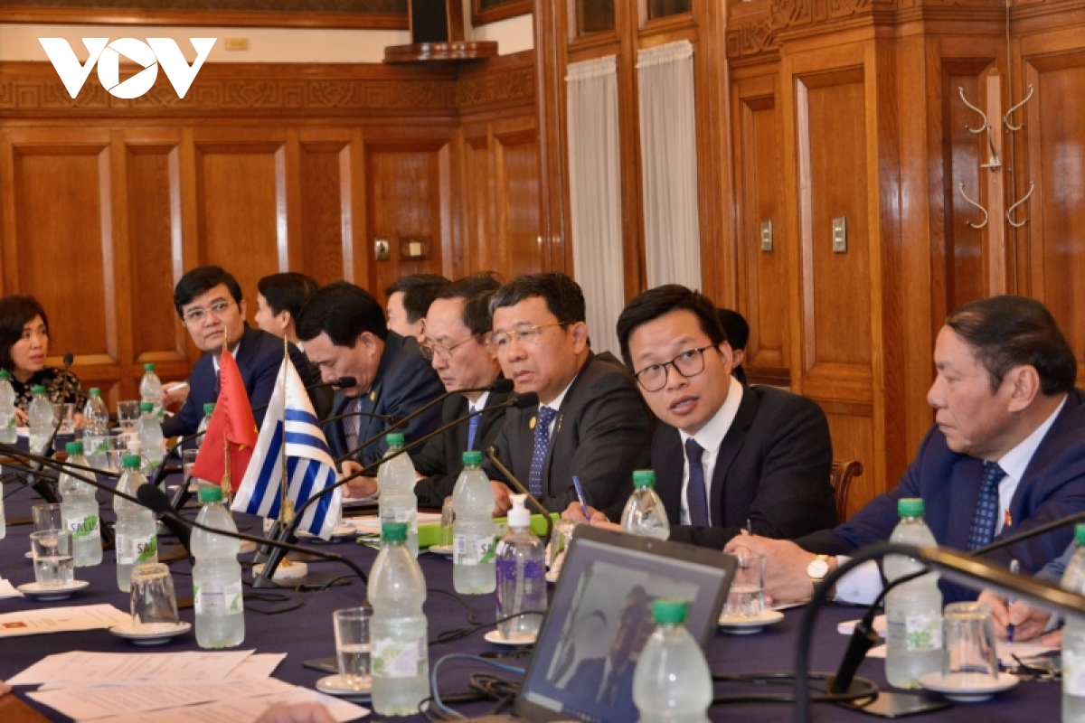 Cuộc gặp giữa đoàn ĐBQH Việt Nam và các thành viên QH Uruguay.