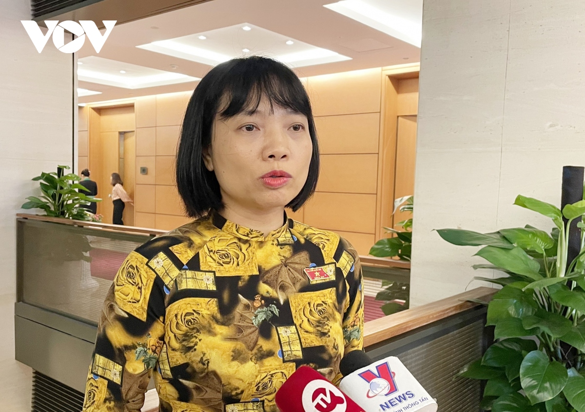 Đại biểu Nguyễn Thị Việt Nga (Đoàn ĐBQH Hải Dương) trả lời phỏng vấn bên hành lang Quốc hội.