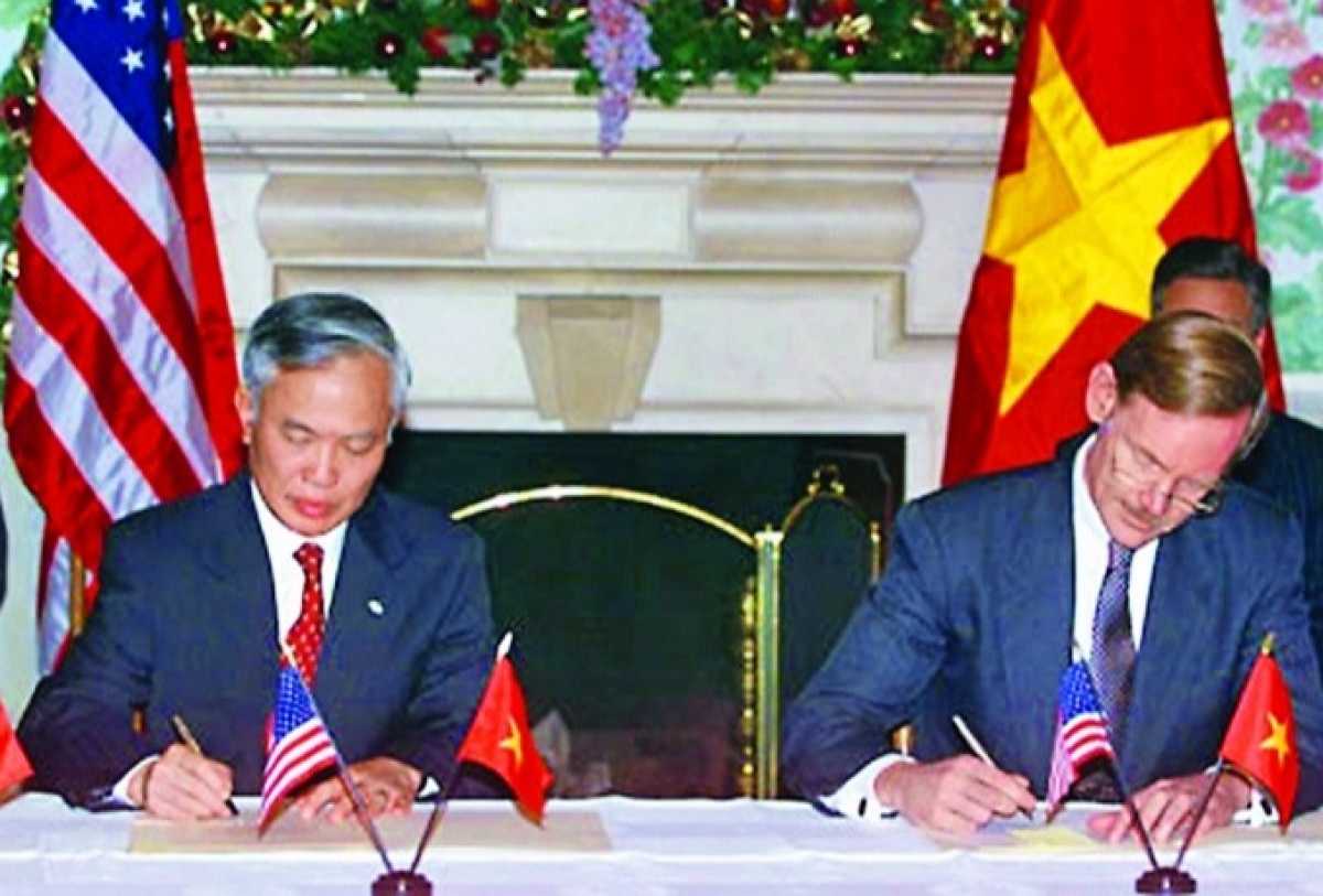  Bộ trưởng Bộ Thương mại Vũ Khoan và Đại diện Thương mại Mỹ Robert Zoellick ký Hiệp định Thương mại song phương (tháng 12/2001) (Ảnh: TTXVN).