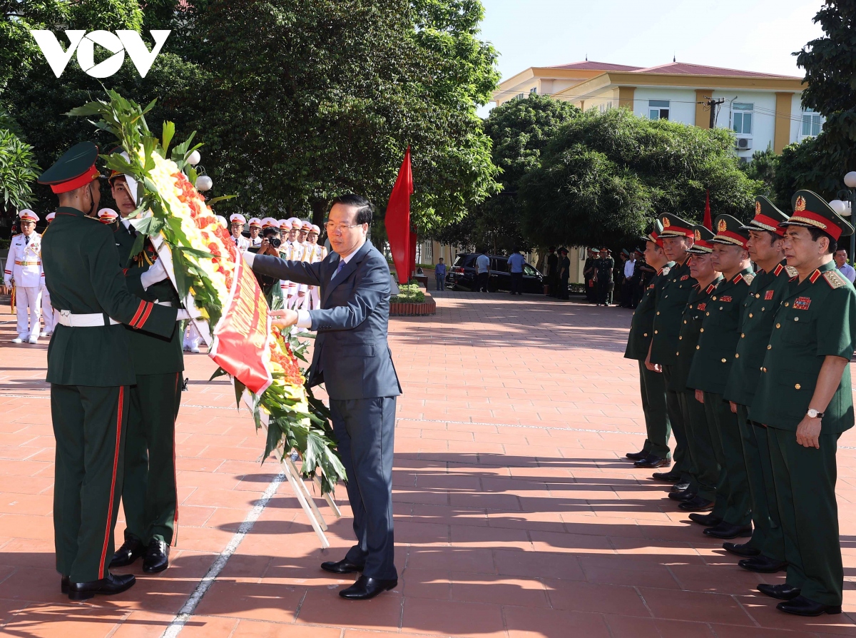 Chủ tịch nước Võ Văn Thưởng dâng hương, dâng hoa tại Nhà tưởng niệm Chủ tịch Hồ Chí Minh.