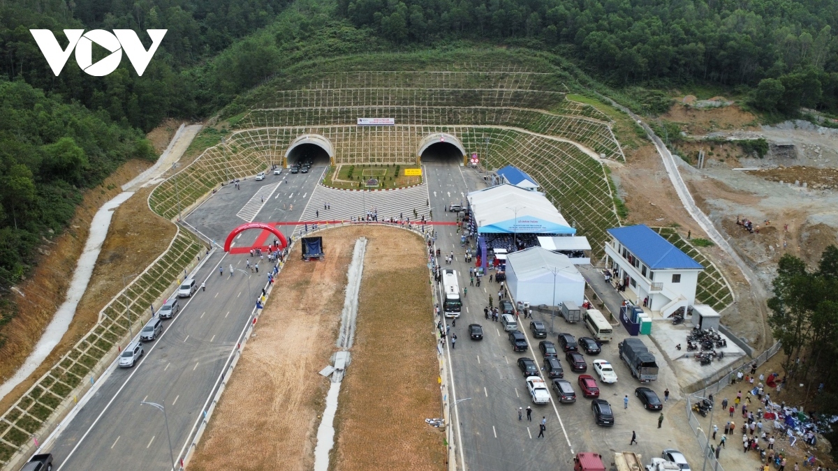 Hầm Thung Thi trên cao tốc Bắc - Nam, đoạn Mai Sơn-Quốc lộ 45 thông xe dịp 30/4.