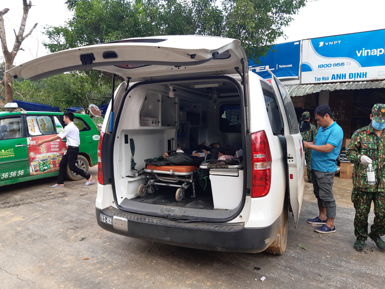 Người bị thương được đưa về Trung tâm y tế huyện Bắc Trà My cứu chữa.