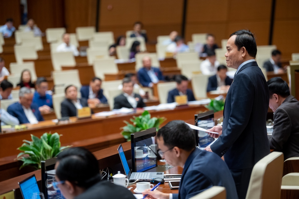 Phó Thủ tướng Trần Lưu Quang thẳng thắn làm rõ nhiều vấn đề đại biểu Quốc hội nêu ra.